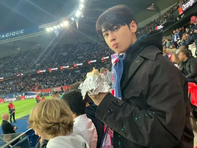 チャウヌ（ASTRO）、サッカー場で豪快なモッパン（食べる姿）