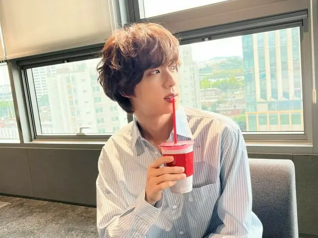 「BTS（防弾少年団）」ジン、パーマヘア-の王子様ビジュアル…ドリンクのコップより小顔な“ワールドワイドハンサム”