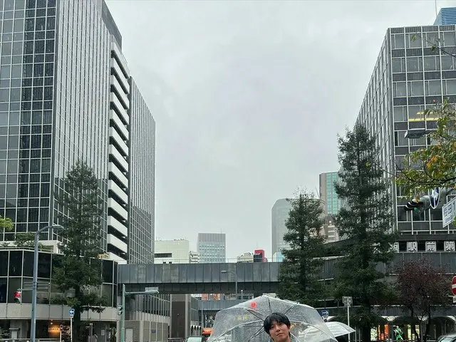 「CNBLUE」ジョン・ヨンファ、大阪の街から傘さして近況公開…“あめおとこ”と日本語でコメント
