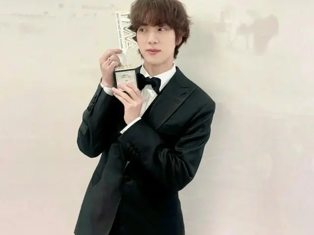 「BTS（防弾少年団）」ジン、ウェーブヘアでいっそう甘い雰囲気…J-HOPE、”かっこいい兄さんおめでとう”