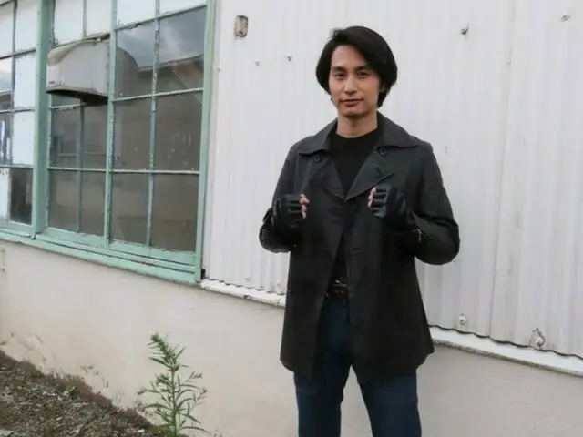 『仮面ライダーBLACK SUN』中村蒼、全身ブラックの撮影オフショット公開