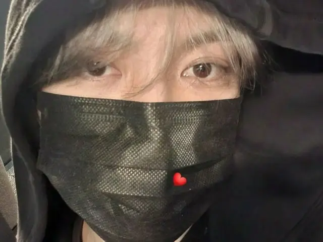 キム・ジェジュン、キュートなオールブラックファッション…”雨が降る”