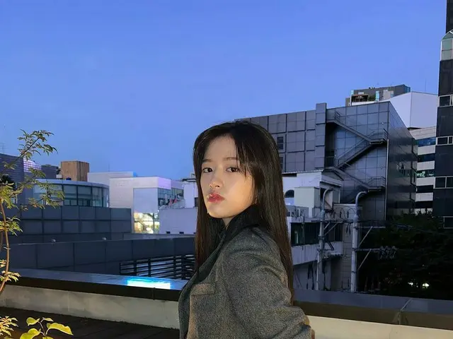 「IVE」アン・ユジン、“It’s getting brighter”もしかして夜通し撮影?!…完ぺきな美貌に視線釘付け