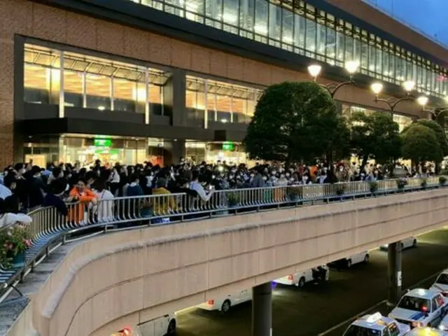 仙台駅に人だかり‥その中心には路上アーティスト安藤祐輝の姿が！