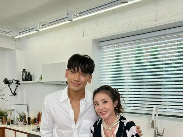RAIN（ピ）の近況捕獲…「2NE1」DARAと肩組んで仲良しショット