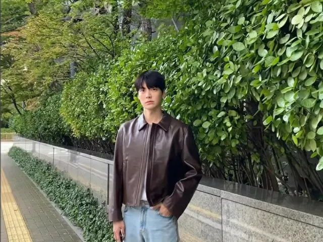 俳優アン・ジェヒョン、レザージャケットにデニムパンツ…秋の彼氏ルック