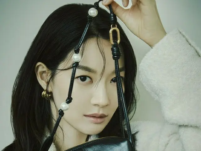 女優シン・ミナ、クールでシックな美貌発散…秋の感性あふれる女神