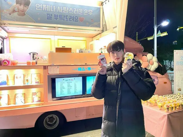 チャウヌ（ASTRO）、ロングダウンを着てカフェカーの前でポーズ…“きょうも愛らしく”