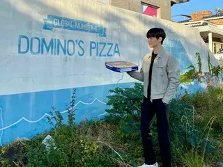 ジュノ（2PM）、済州島から久しぶりに近況公開…自身がCMしているピザを持って