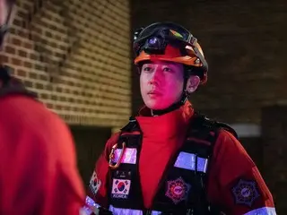 俳優ソン・ホジュン、ドラマ「消防署の隣の警察署」のスチールカットを公開…火炎の中に飛び込むブルドーザー消防士