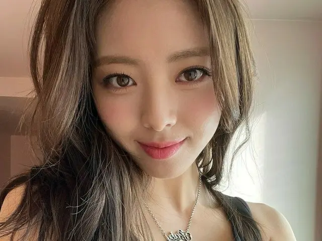 「ITZY」ユナ、視線をくぎ付けにするスタイル…鍛えあげられた腹筋がセクシー