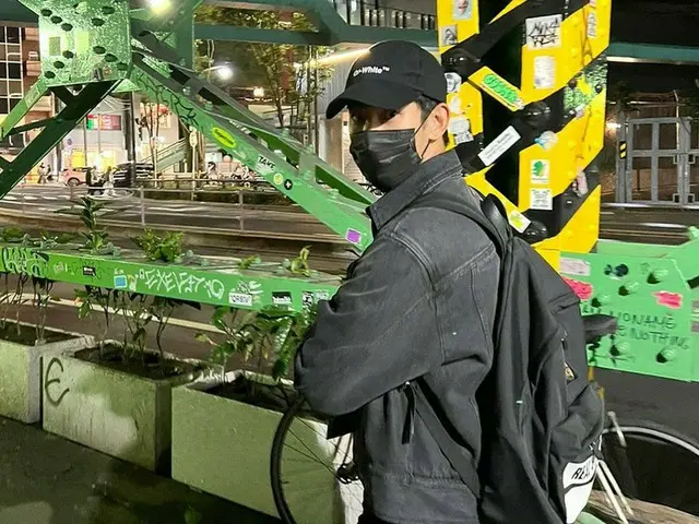 俳優キム・スヒョン、東京での思い出を公開…普段着で夜の散歩