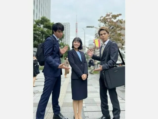 『ファーストペンギン！』奈緒･鈴木伸之･上村侑、爽やかなスーツ姿でレアな3ショット