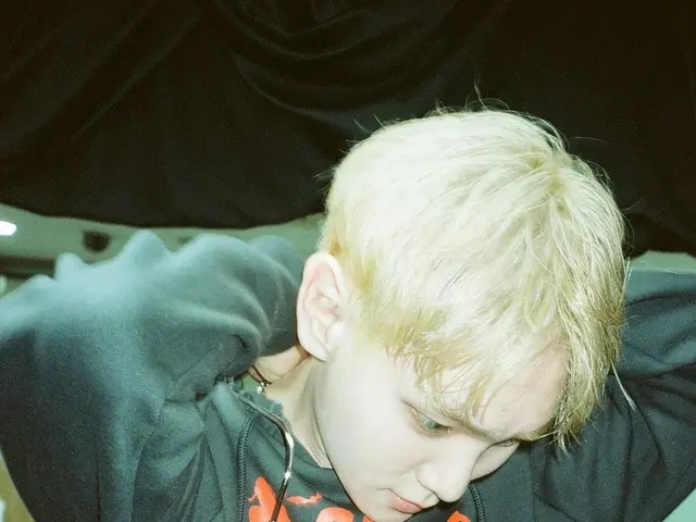 「SHINee」KEY（キー）、コンサートのビハインドカットを公開…金髪にブルーのカラコンで夢幻的なビジュアル