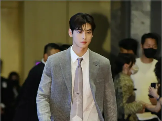 【フォト】チャウヌ（ASTRO）、乳がん認識向上キャンペーンに参加…歩く彫刻像