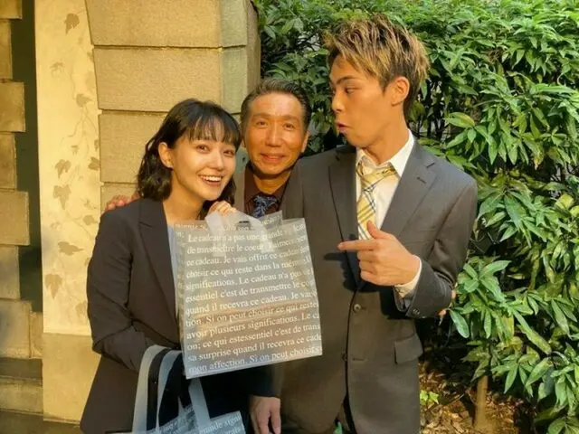 『ファーストペンギン！』奈緒、”山中親子”梶原善･上村侑との記念3ショット
