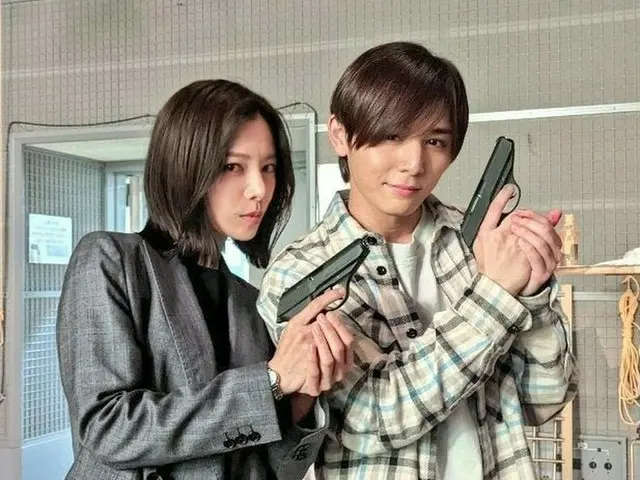 『親愛なる僕へ殺意をこめて』山田涼介、桜井ユキと拳銃を持ってキメポーズ！