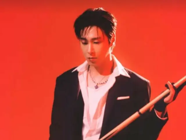 「東方神起」、ビリヤードのキューを手にセクシーなカリスマ