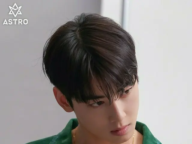 チャウヌ（ASTRO）、腹筋まで美しい“顔の天才”…素肌にジャケットだけはおった男神ビジュアル