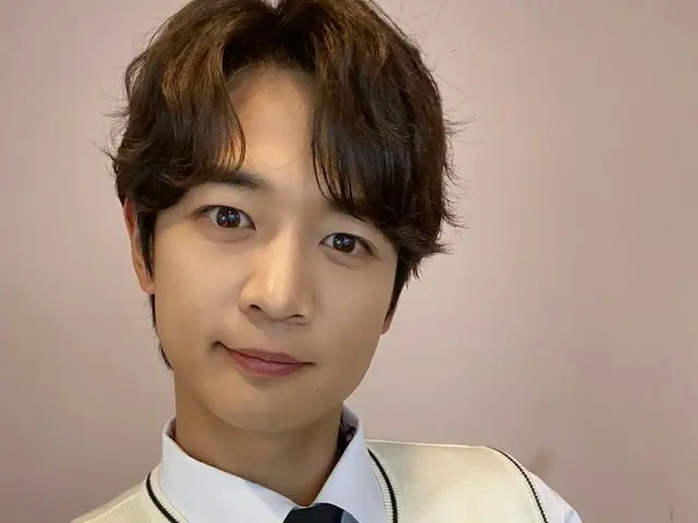 「SHINee」ミンホ、「知ってるお兄さん」出演認証ショット公開!!…制服姿にキュン