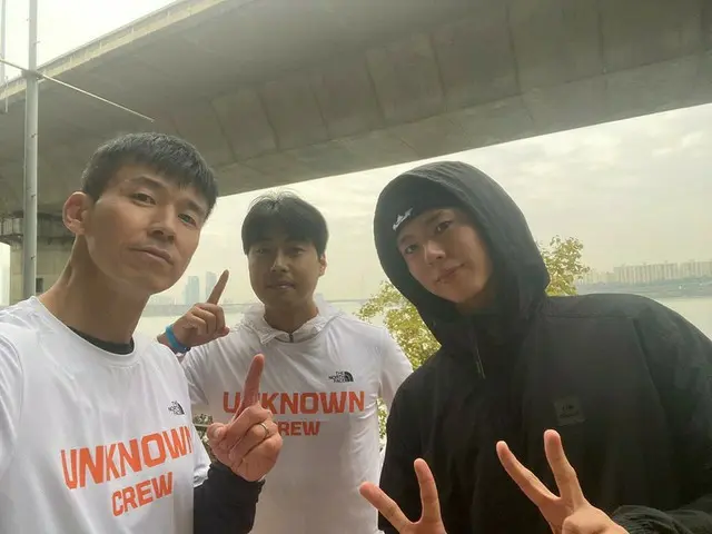 俳優パク・ボゴム、またまたションと早朝ランニング…10km完走する日常