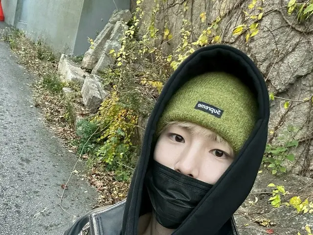 「SHINee」KEY（キー）、“今日のコーデ”…ブラックファッションに薄いグリーンのニット帽でポイント