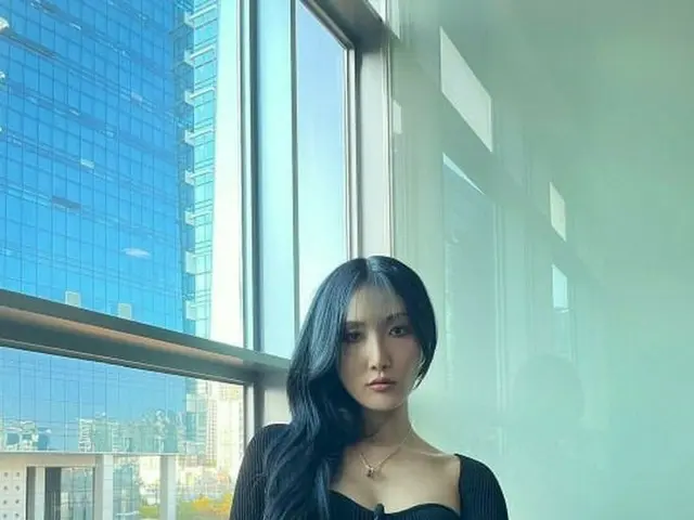 「MAMAMOO」ファサ、身体のラインが現われるニットワンピースで蠱惑的な美貌