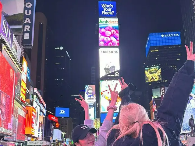「BLACKPINK」ジス、ニューヨークのタイムズ・スクエアで記念撮影…隣はロゼ？