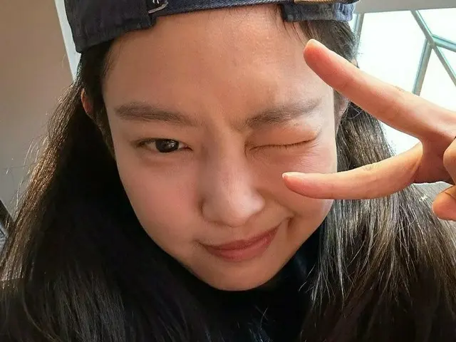 「BLACKPINK」ジェニー、すっぴんにピースが可愛すぎ…首元には高級ブランドマフラーでポイント