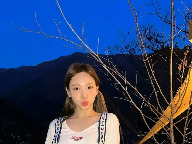 「TWICE」ナヨン、ツインテールにオーバーオールでキュートさ爆発