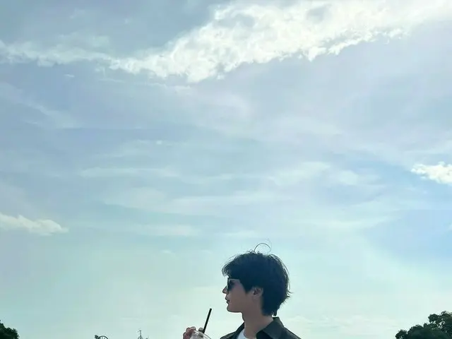 「SHINee」ミンホ、シンガポールの海とユニバーサルスタジオで男神ビジュアル発散