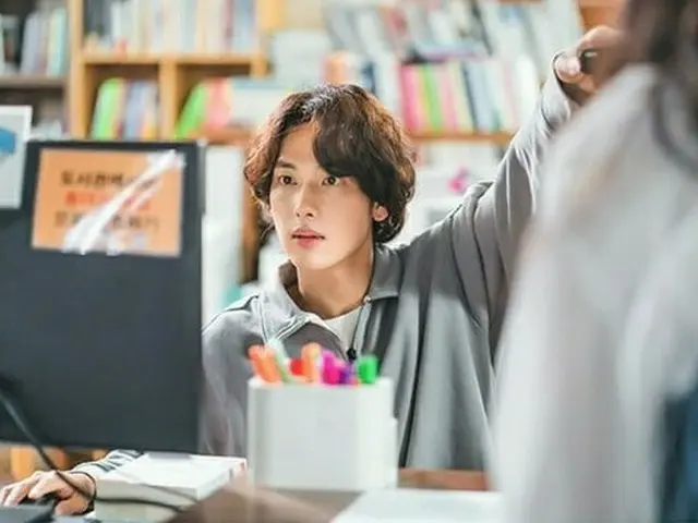 イム・シワン、演技変身は無罪…映画「非常宣言」のテロリストから新ドラマ「なにもしたくない」のシャイな図書館司書に