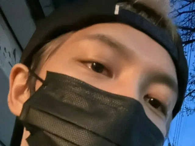 キム・ジェジュン、カメラを見おろす優しい眼差し