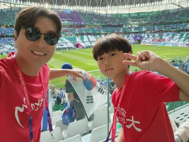 元サッカー選手イ・ドングク、息子シアンくんと一緒にカタール現地で韓国チームを応援