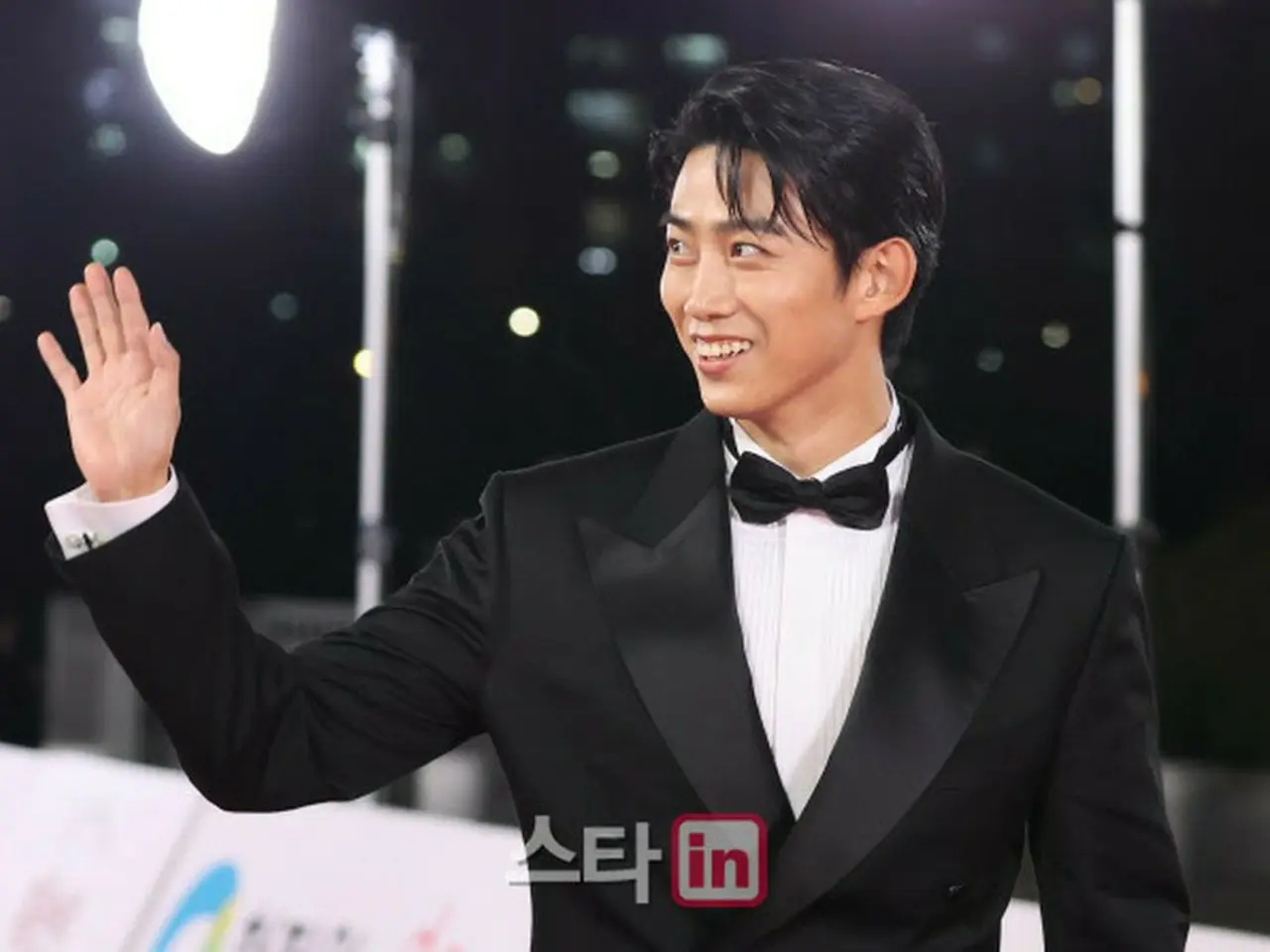 【フォト】「2PM」テギョン、「第43回青龍映画賞」レッドカーペットに参加…気持ちのいい笑顔 | wowKorea（ワウコリア）