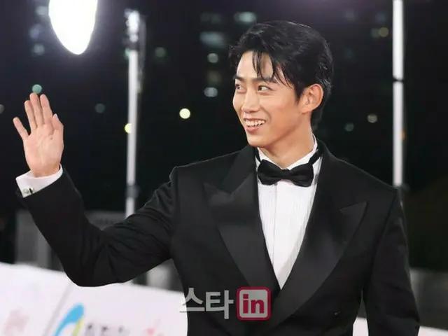 【フォト】「2PM」テギョン、「第43回青龍映画賞」レッドカーペットに参加…気持ちのいい笑顔