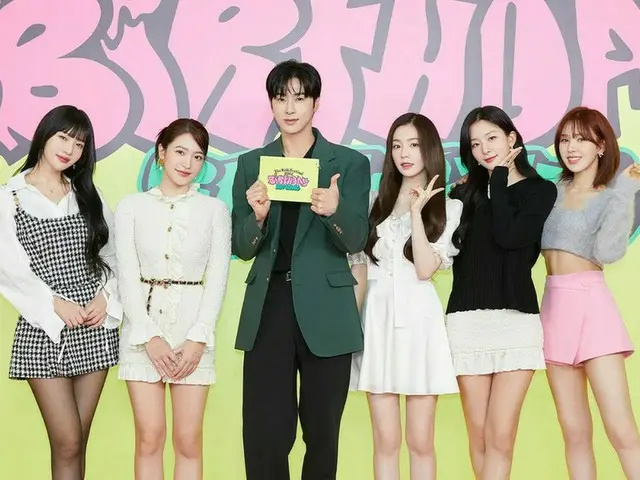 「東方神起」ユンホ、「Red Velvet」のアルバムリリース記者懇談会のMCを務める…ほっぺハートのセルフィーも