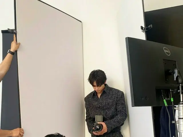 「SHINee」ミンホ、「allure KOREA」とのグラビア撮影現場を公開…フォトグラファーになったミンホの姿は？