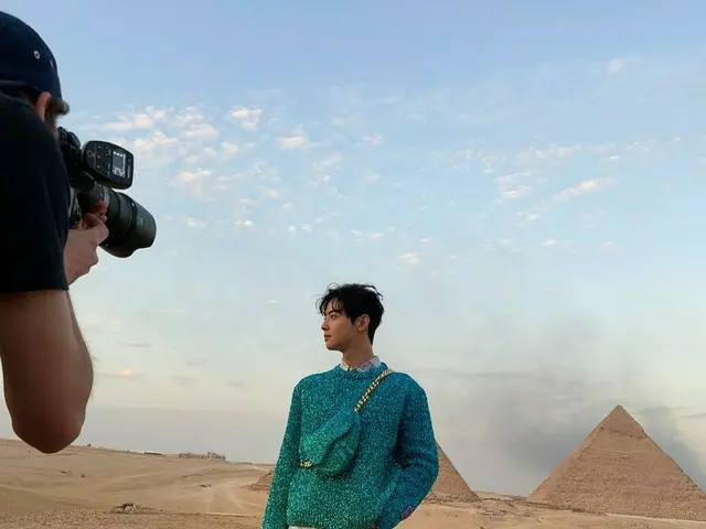 チャウヌ（ASTRO）、ピラミッドをバックにエメラルドカラーのニットも着こなす格別なビジュアル