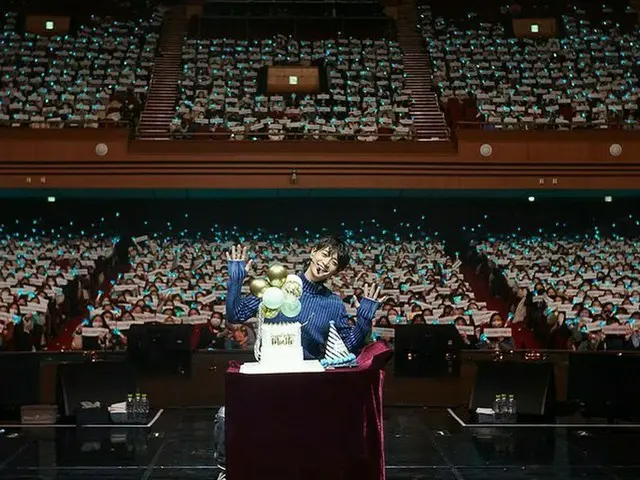 「SHINee」ミンホ、誕生日を迎えてファンミでファンたちと撮った記念写真を公開!!
