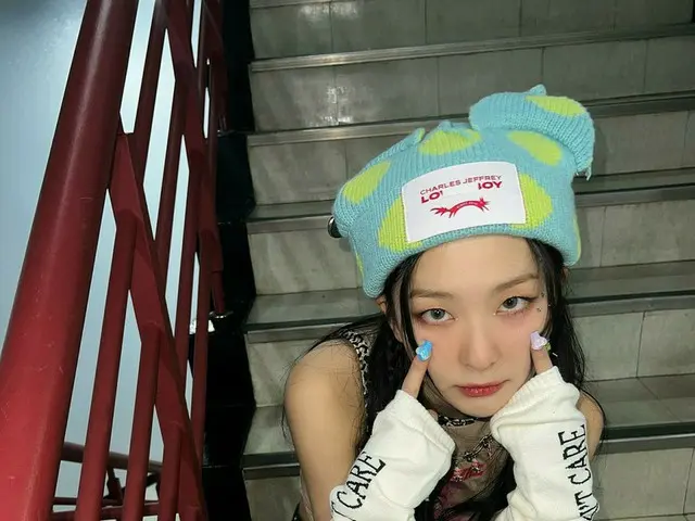 「Red Velvet」スルギ、シックとラブリーが共存するヒップなスタイル…SBSの階段で認証ショット