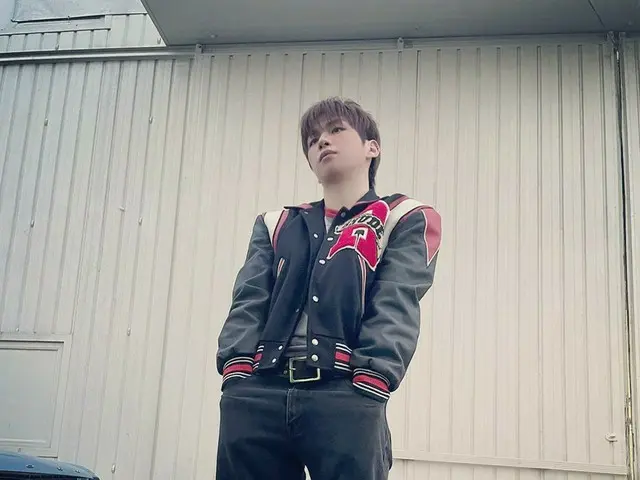 カンダニエル（KANGDANIEL）、バーシティジャケット着てちょっと反抗的な表情