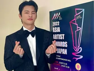 ソ・イングク、「2022 AAAベストアーティスト賞」受賞のトロフィーを持ってにっこり