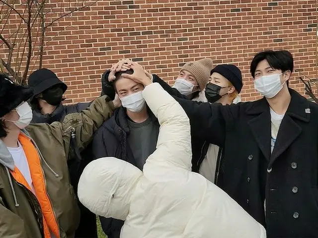 「BTS（防弾少年団）」、ジンの入隊当時の動画を公開…兄さんの坊主頭をぐりぐりしまくる弟たち（動画あり）