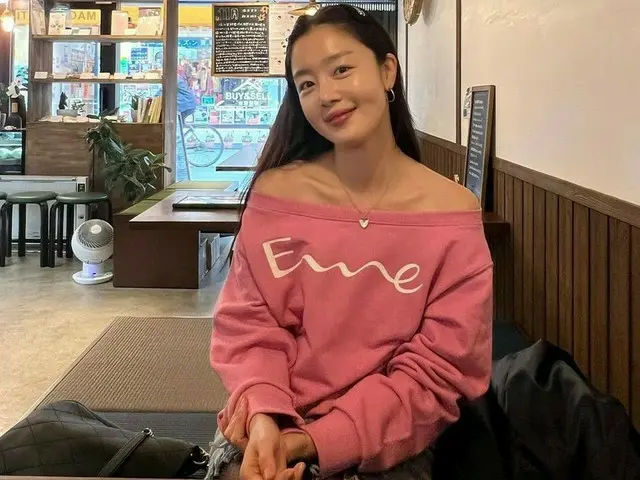 ハン・ソナ、果敢なオフショルダーで美しいデコルテライン…健康的な美貌