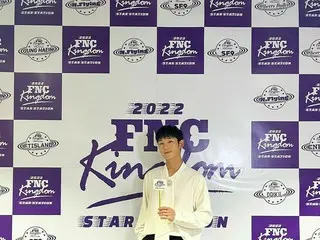 俳優チョン・ヘイン、「2022 FNC KINGDOM」の認証ショットを公開…さわやか笑顔