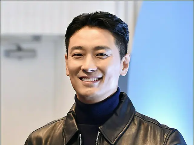 【フォト】俳優チュ・ジフン、ウイスキーブランドのイベントに参加…ダンディーなオーラ