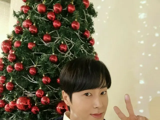 「東方神起」ユンホ、クリスマスツリーの前でかわいいピース…“メリークリスマス”