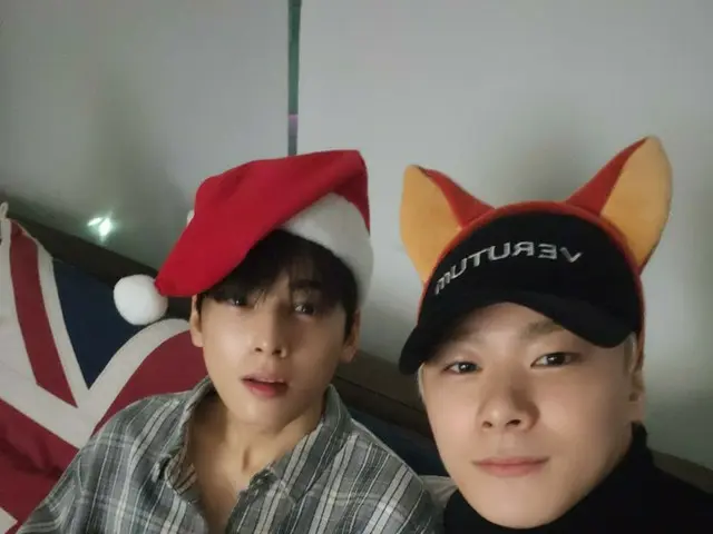 「ASTRO」チャウヌ＆ムンビン、サンタ帽とキツネの耳のカチューシャでファンたちにあいさつ