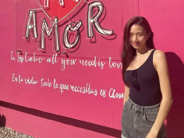 女優コ・ソンヒ、ワンショルダートップスにホットパンツで抜群のスタイル披露